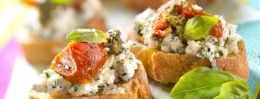Bruschettas au fromage frais nature aux herbes et tomates confites
