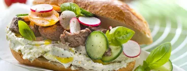 Sandwich Philadelphia®, émincé de légumes crus et lamelles de bœuf