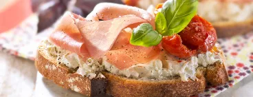 Tartine au Philadelphia®, jambon cru et tomates confites