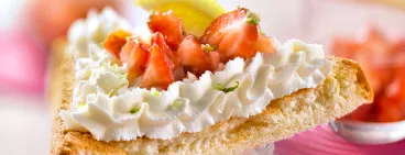 Tartine de Philadelphia® et tartare de fraises