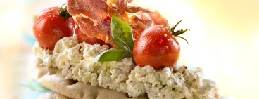 Tartine de Philadelphia®, tomates cerises et coppa croustillante