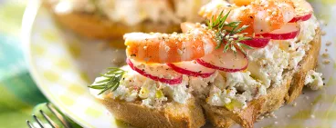 Tartine fraîcheur au Philadelphia ® nature, radis et crevettes roses