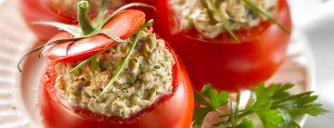 Tomates crues farcies aux rillettes de sardines au Philadelphia® nature et aux herbes