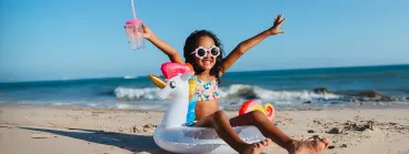 Une fille sur une bouée à la plage