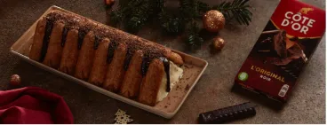 Une buche de noël posée sur une plateau