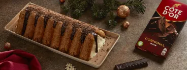 Une buche de noël posée sur une plateau