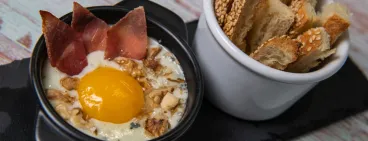 Œufs cocotte crémeux au Philadelphia et chips de bacon