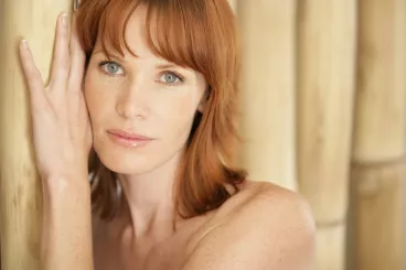 Jeune femme avec coiffure mi-longue et coloration rousse