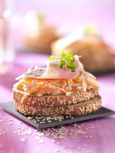 Tartine de coleslaw et blanc de dinde avec Pelletier®