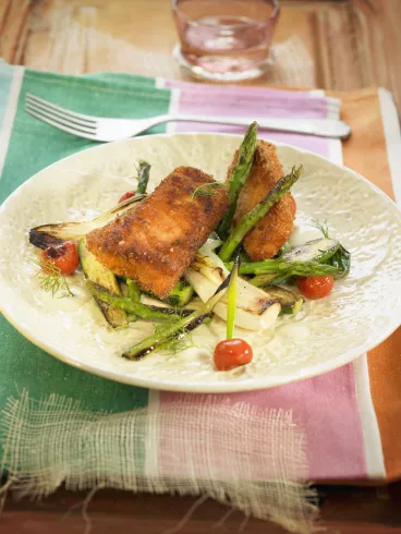 Dos de saumon pané aux asperges vertes, chou pak-choi et tomates cerise avec Planta-Fin®