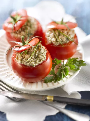 Tomates crues farcies aux rillettes de sardines au Philadelphia® nature et aux herbes