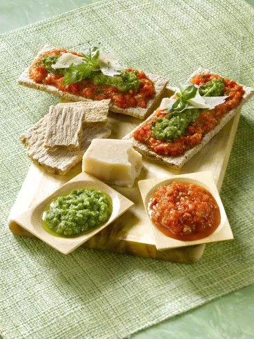 Cracotte® au caviar de poivrons rouges et pesto de roquette
