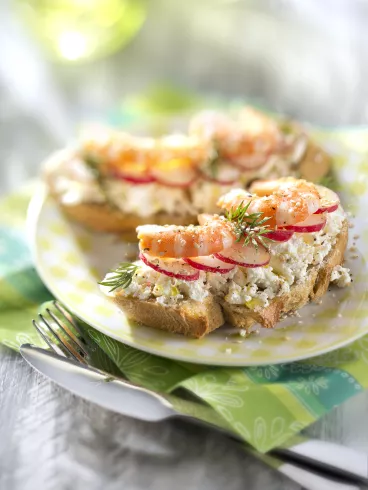 Tartine fraîcheur au Philadelphia® nature, radis et crevettes roses