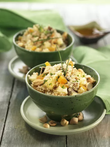 Salade de quinoa, fruits frais et secs