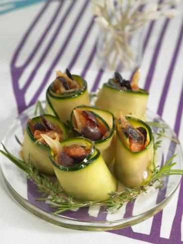 Rouleaux de courgettes à la tomate et aux olives noires