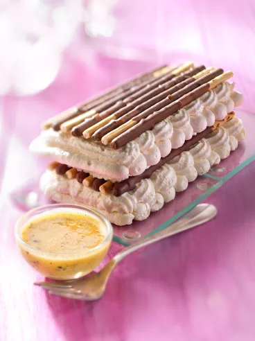 Mille-feuille de meringue, Mikado® Goût Daim et chantilly