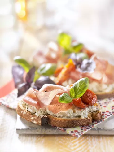 Tartine au Philadelphia®, jambon cru et tomates confites