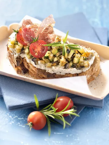 Bruschettas au Philadelphia®, coppa et légumes d’été