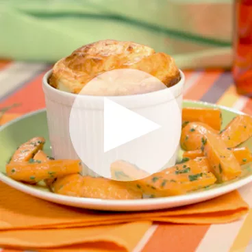 Soufflé au fromage et aux carottes glacées