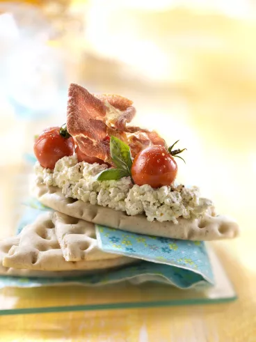 Tartine de Philadelphia®, tomates cerises et coppa croustillante