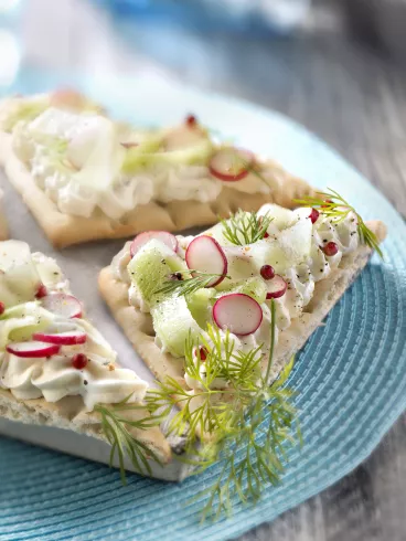 Tartine à la mousse de Philadelphia®, concombre et radis