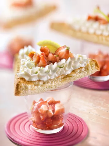 Tartine de Philadelphia® et tartare de fraises