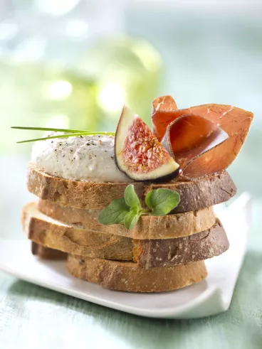 Tartine Philadelphia® à la crème d’aubergine et viande des Grisons