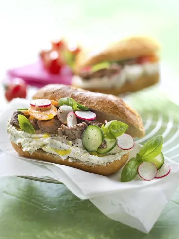 Sandwich Philadelphia®, émincé de légumes crus et lamelles de bœuf