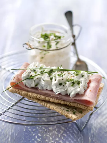 Cracotte® au jambon fumé et chantilly aux herbes