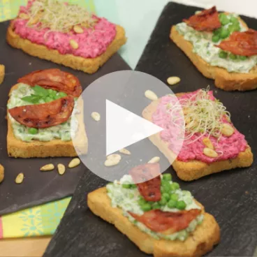 Crostinis betterave et Tartines de petits pois chorizo avec Heudebert®