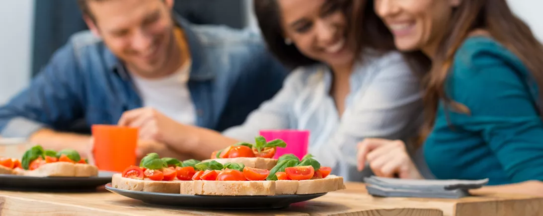 Des amis complices prennent l’apéritif.