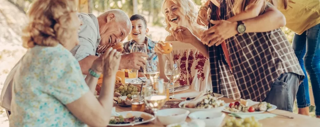 Un moment de complicité et de bonne humeur partagé en famille.