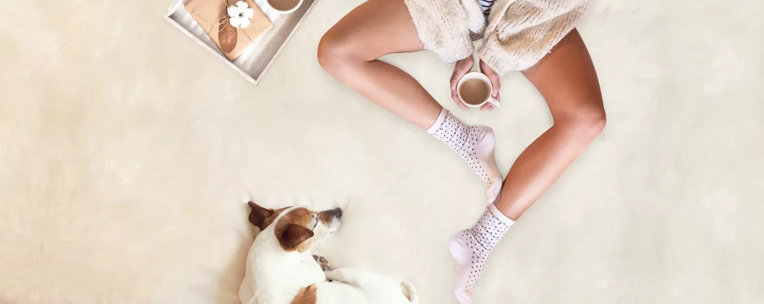 Femme boit café lit douillet cocooning