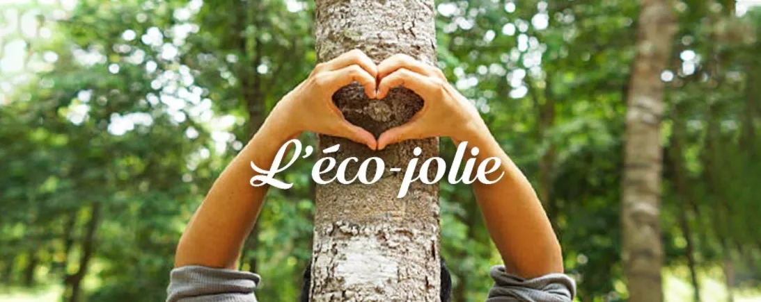 Main en cœur sur arbre