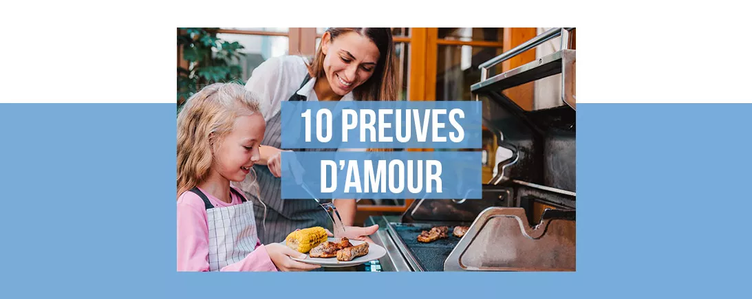 Une petite fille cuisinant avec sa mère