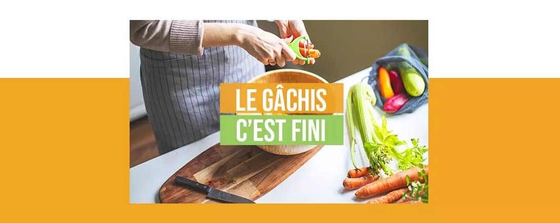 Épluchage de carottes dans un bol
