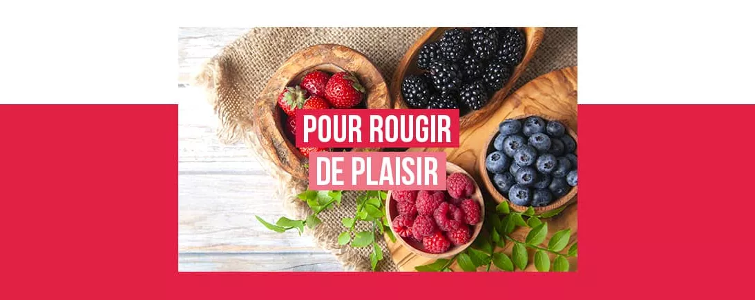 Des fruits rouges dans des bols en bois
