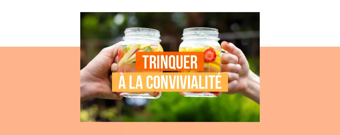 Deux verres de boisson qui trinquent