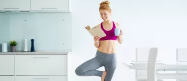 Une femme s'est levée tôt le matin pour lire, faire du sport, et profiter de moments rien qu'à elle.