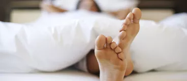 Une femme se repose dans son lit lors d'une grasse matinée.