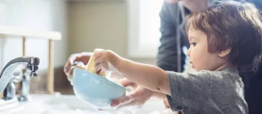 Ménage : on s’y met en famille ! Une mère et son fils font la vaisselle