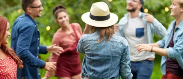 Un groupe d’amis danse dans un jardin