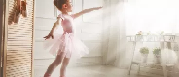 Une petite fille fait de la danse