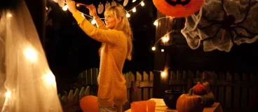 Une femme installe des décorations pour fêter Halloween