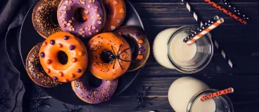 Des donuts au chocolat avec une décoration d’Halloween