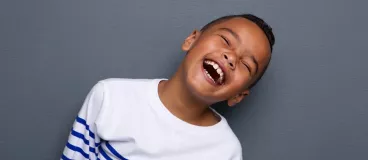 Le quiz des expressions Pépito® Emochoco Un petit garçon rit aux éclats