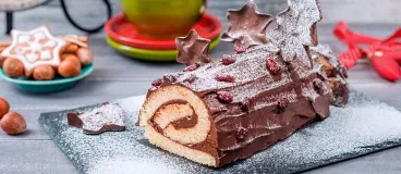 Une bûche de noel disposée sur une table