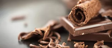Desserts au chocolat : le match des textures ! Des carrés et des copeaux de chocolat