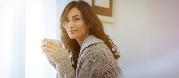 Une femme déguste une tasse de thé