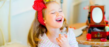 Se parfumer en famille, un jeu d’enfant ! Une petite fille se parfume